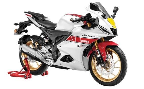 Yamaha R15M - view 1